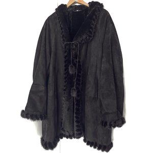 Bergdorf Goodman Black Genuine Shearling coat. Finishing with Genuine Mink fur.